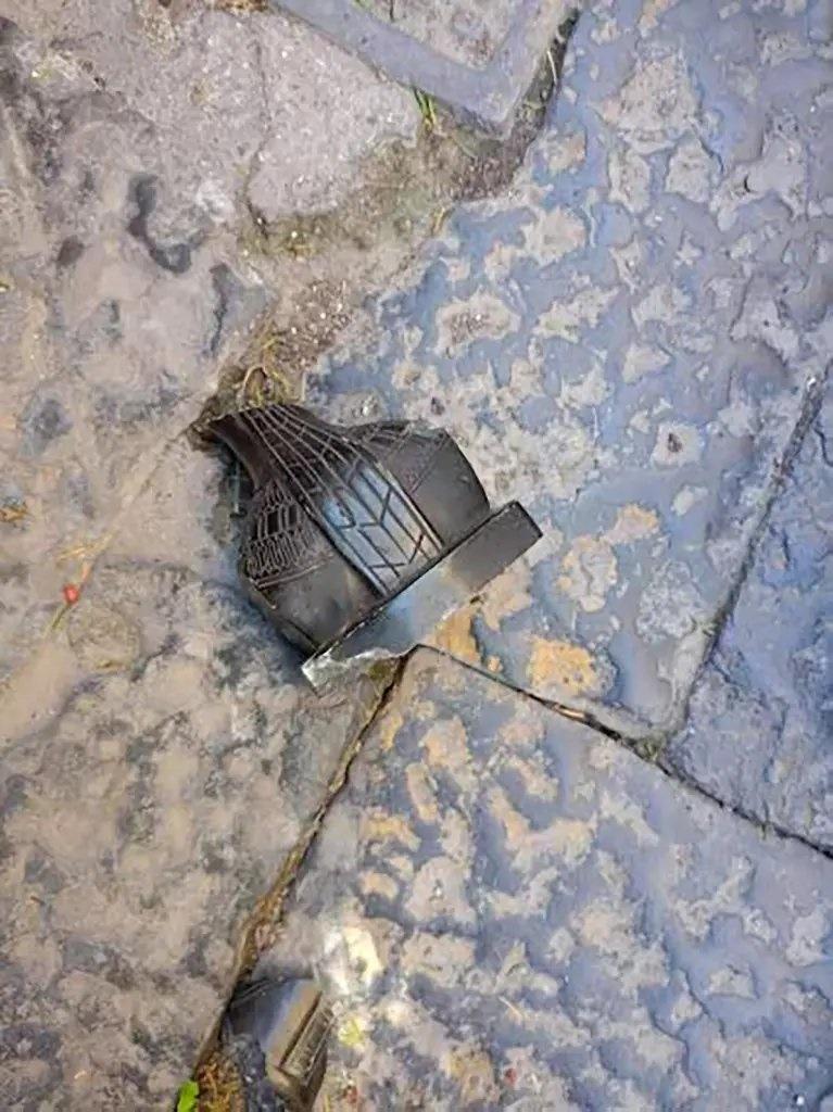 擊中Chiara頭部的小雕像。(X)