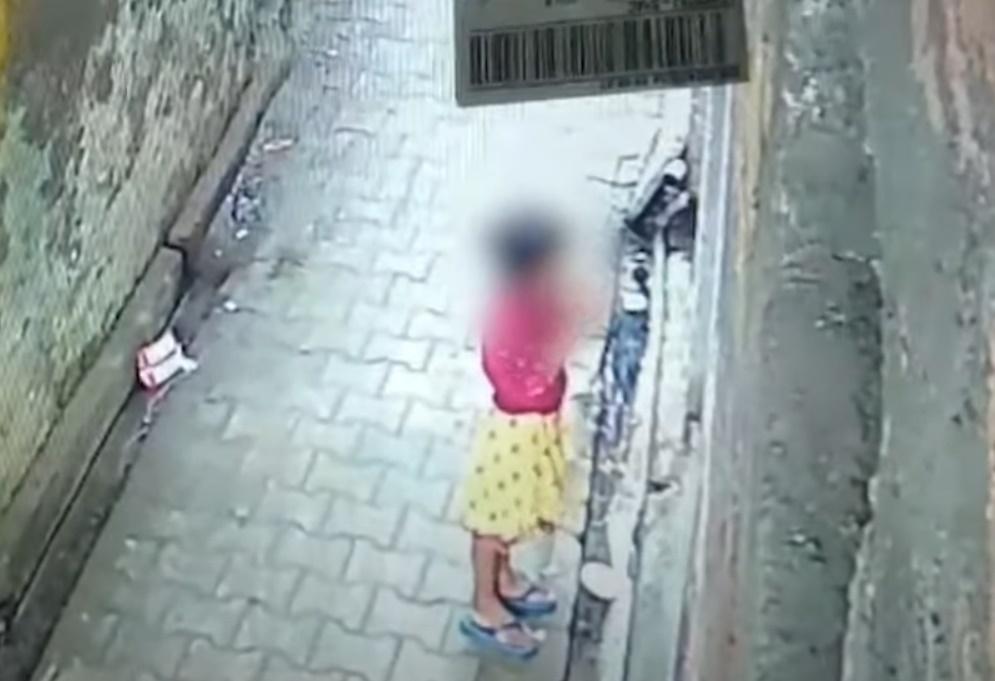 男子先進入一間廢棄的小屋,女童在門外猶豫不知是否跟着進內。(YouTube)