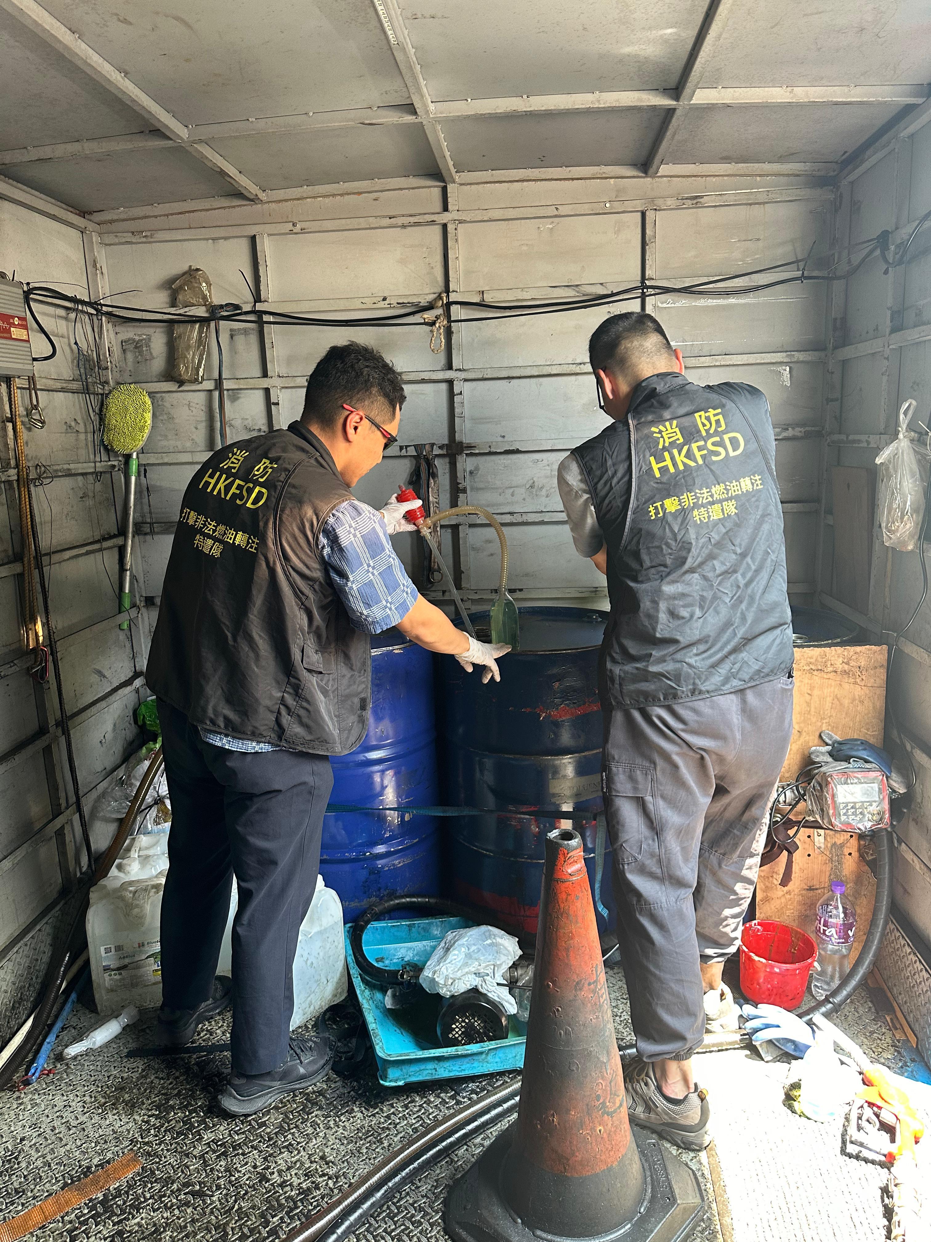 消防處搗破一個非法加油站檢獲近510公升柴油。(消防處圖片)