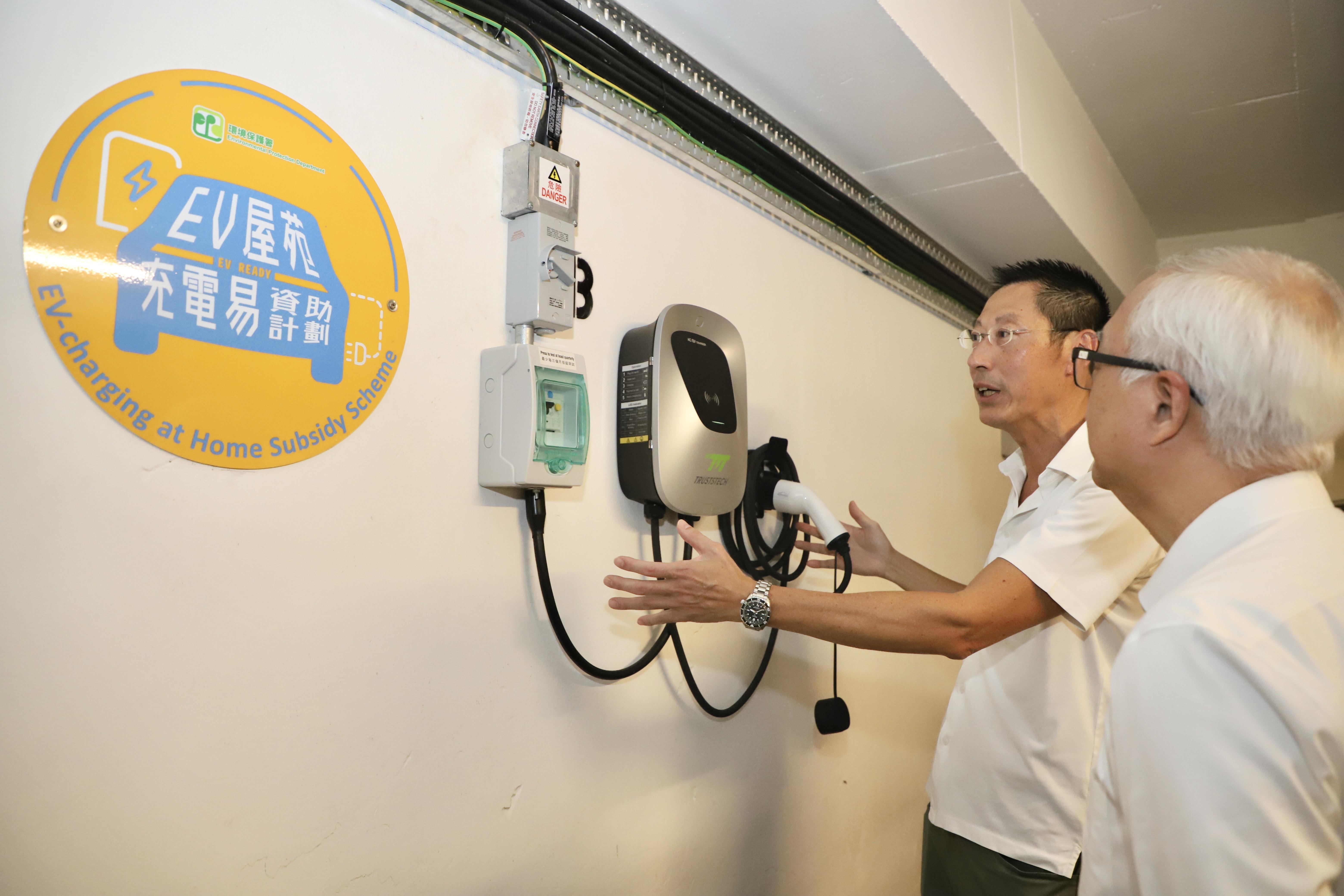 「EV 屋苑充電易資助計劃」資助合資格的現有私人屋苑停車場安裝電動車充電基礎設施。(謝展寰網誌圖片)