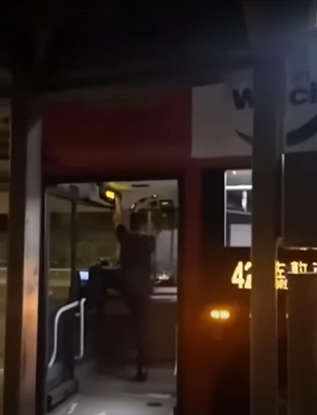 巴士怪漢疑醉酒大鬧司機 爆粗爬玻璃又插水趴地。(資料圖片)