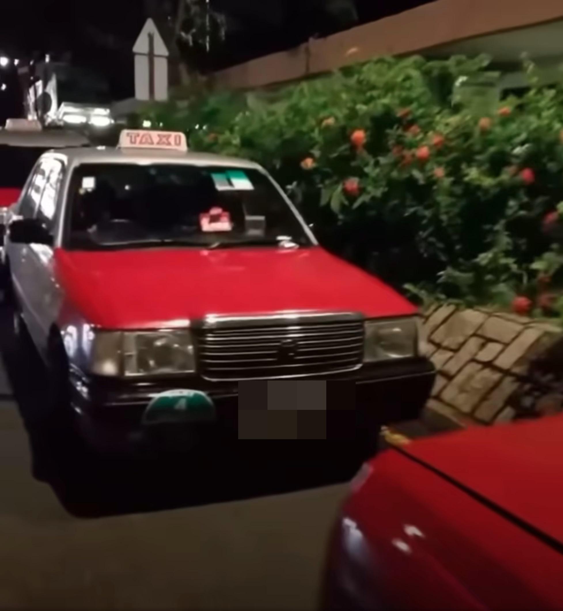 摩羯|粉嶺火車站外多部紅色的士在風球下被抄牌,引起網民熱議。(網片截圖)