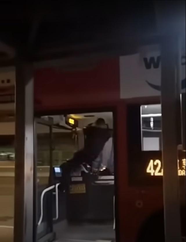 巴士怪漢疑醉酒大鬧司機 爆粗爬玻璃又插水趴地。(資料圖片)