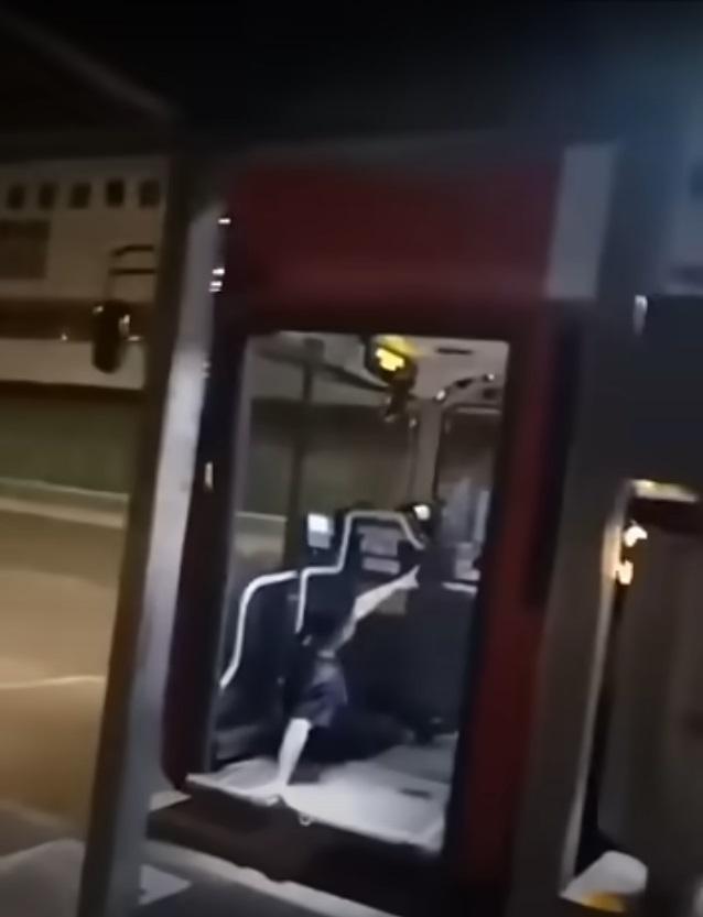 巴士怪漢疑醉酒大鬧司機 爆粗爬玻璃又插水趴地。(資料圖片)