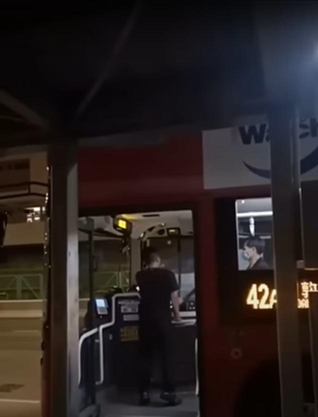 巴士怪漢疑醉酒大鬧司機 爆粗爬玻璃又插水趴地。(資料圖片)