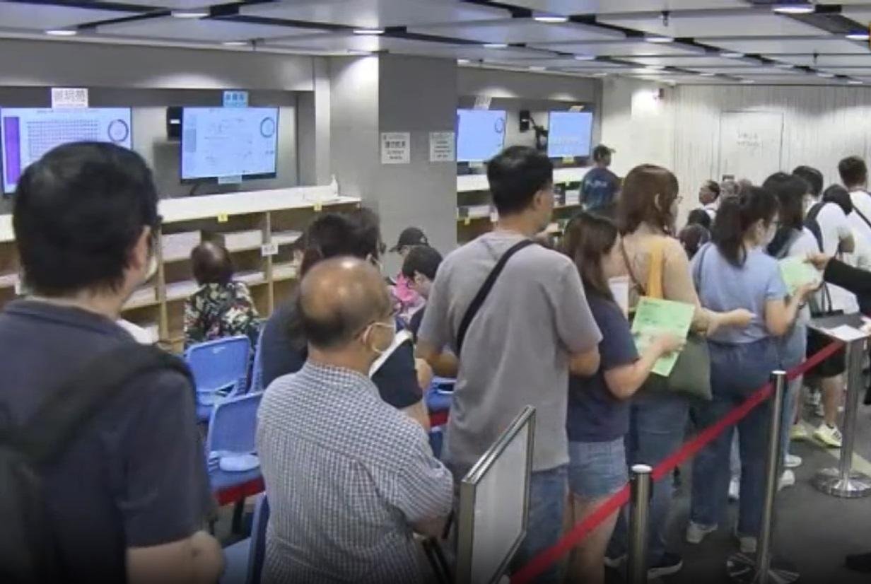 新一期綠置居今日在觀塘綠置居售樓處開始揀樓。(Now新聞截圖)