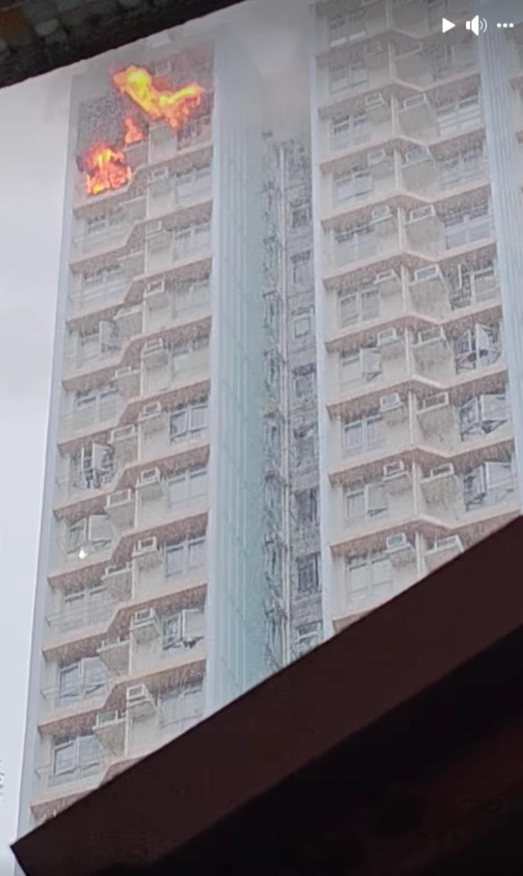 慈樂邨一個高層單位在大雨下陷入火海,火勢相當猛烈。(網片截圖)