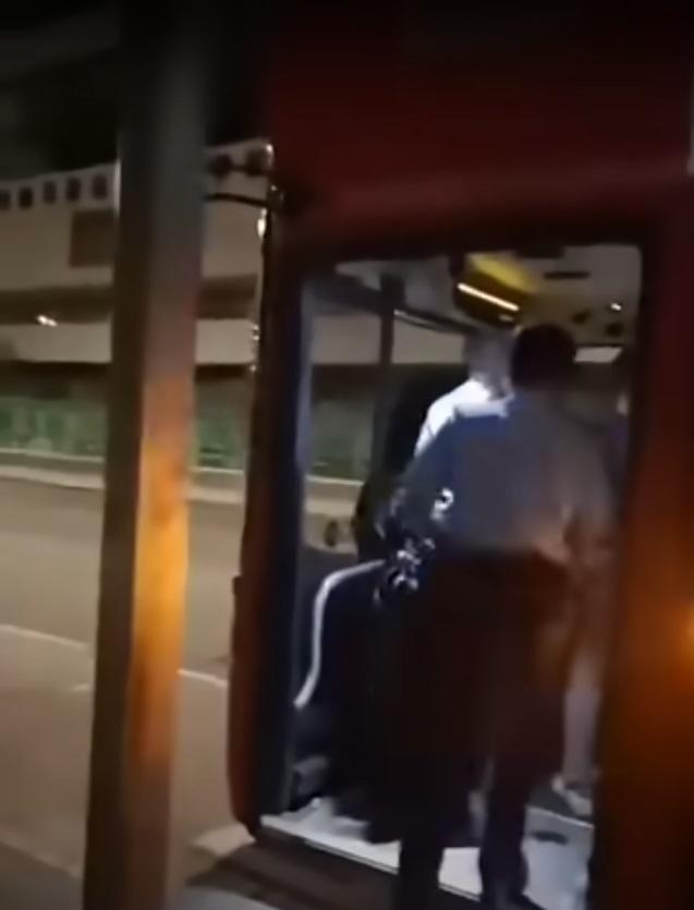 多名警員上門調查。(網片截圖)