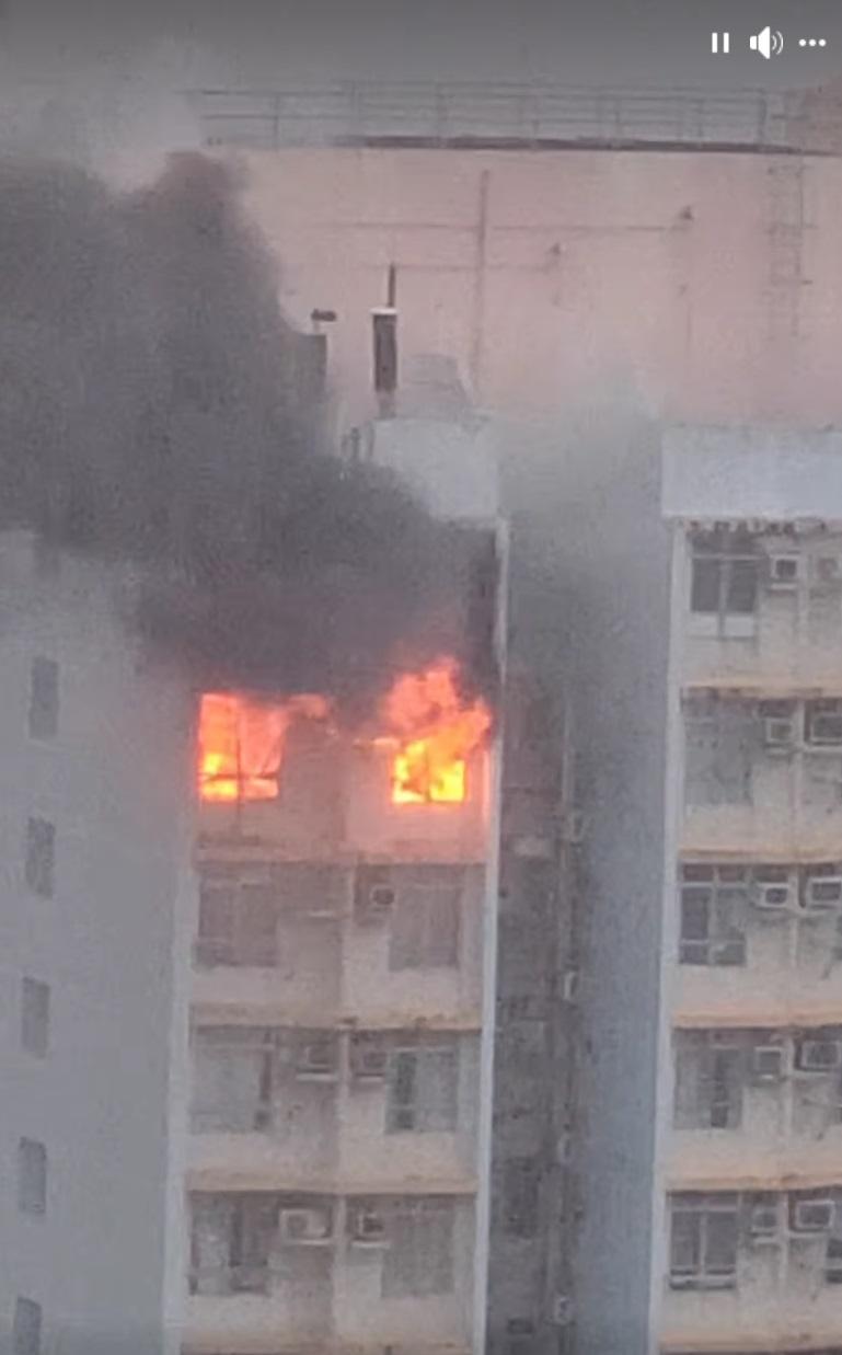 慈樂邨一個高層單位在大雨下陷入火海,火勢相當猛烈。(網片截圖)