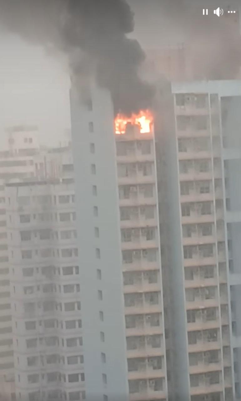 慈樂邨一個高層單位在大雨下陷入火海,火勢相當猛烈。(網片截圖)