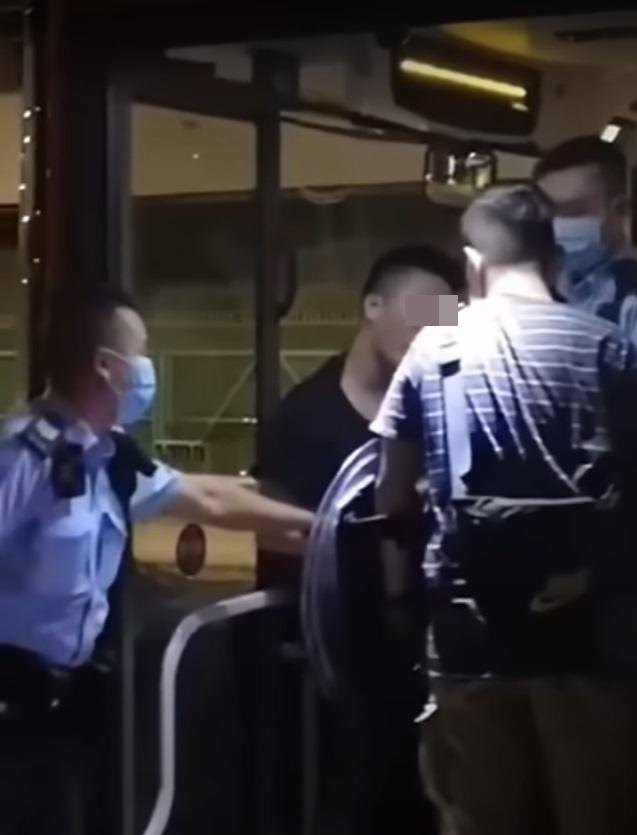 多名警員上門調查。(網片截圖)