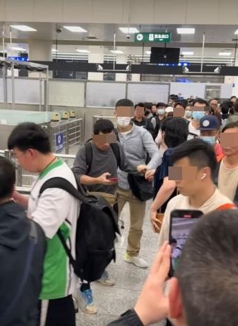 福田口岸兩名男子疑因插排問題發生衝突。(網片截圖)