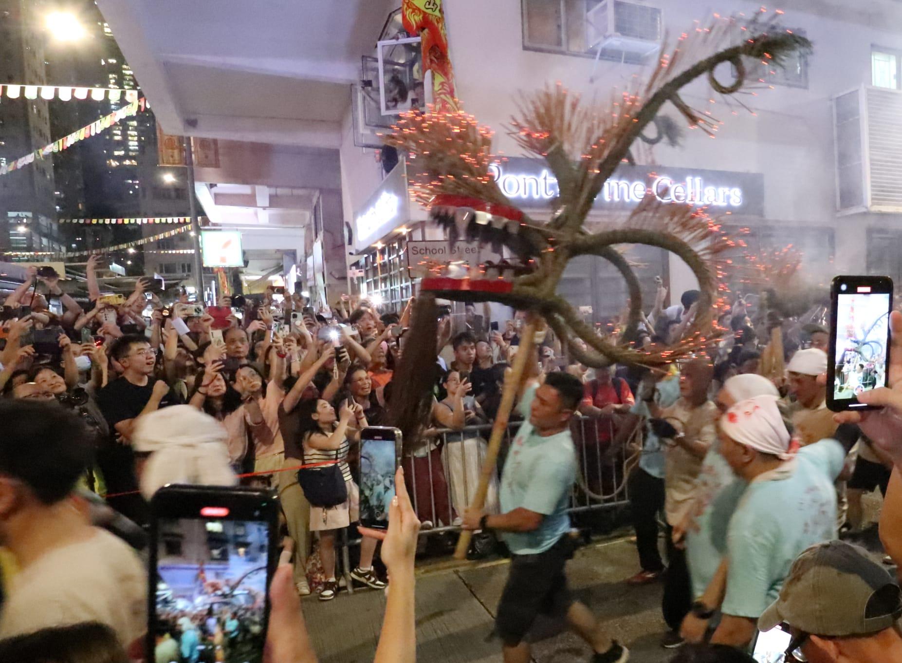 大坑舞火龍慶中秋。(鍾式明攝)