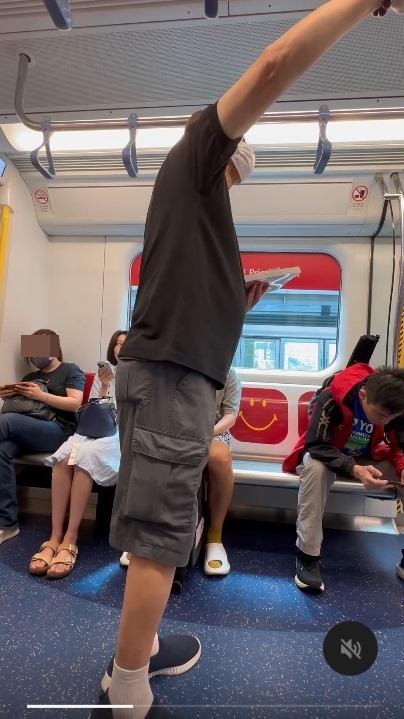 網上熱話|光頭男搭西鐵大聲播歌,被正義阿叔開口KO。(網片截圖)