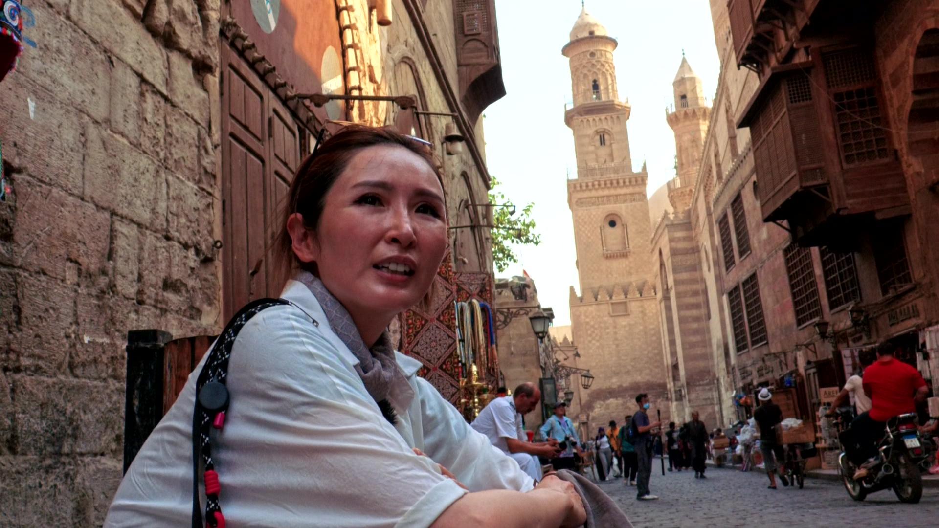 單看陳貝兒的表情已感受到有幾熱。