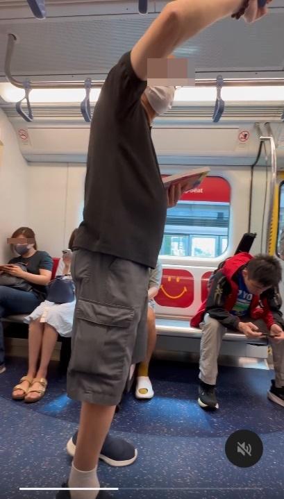 網上熱話|光頭男搭西鐵大聲播歌,被正義阿叔開口KO。(網片截圖)