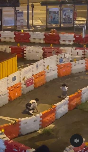 年輕情侶街頭吵架 港女跪地扭耳求饒。(網片截圖)