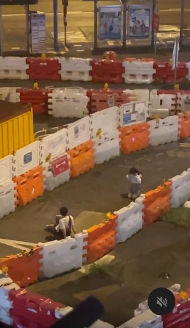 年輕情侶街頭吵架 港女跪地扭耳求饒。(網片截圖)