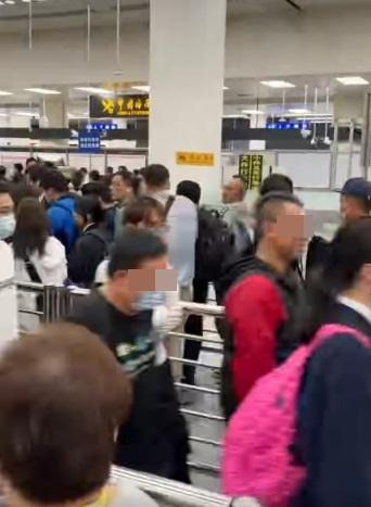 灰衣男子向路人道歉後,隨即追上戴眼鏡的男子再度擋住他。(網片截圖)