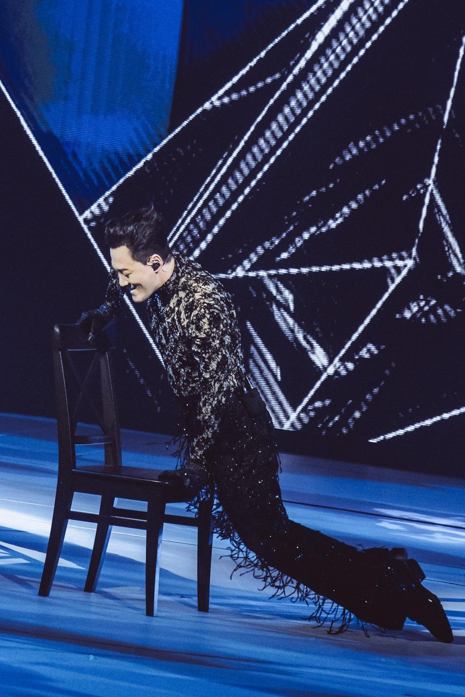 林峯自爆明年5月紅館show獲批,歌迷知道後即歡呼。