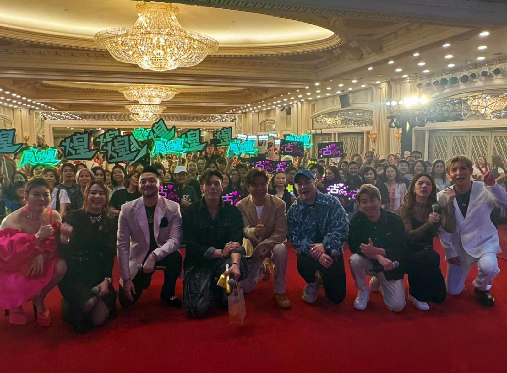 完騷後,與現場觀眾大合照。