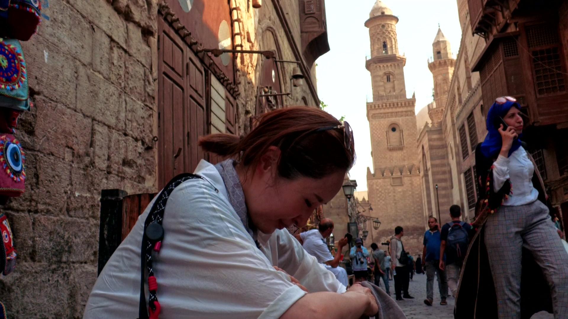 單看陳貝兒的表情已感受到有幾熱。