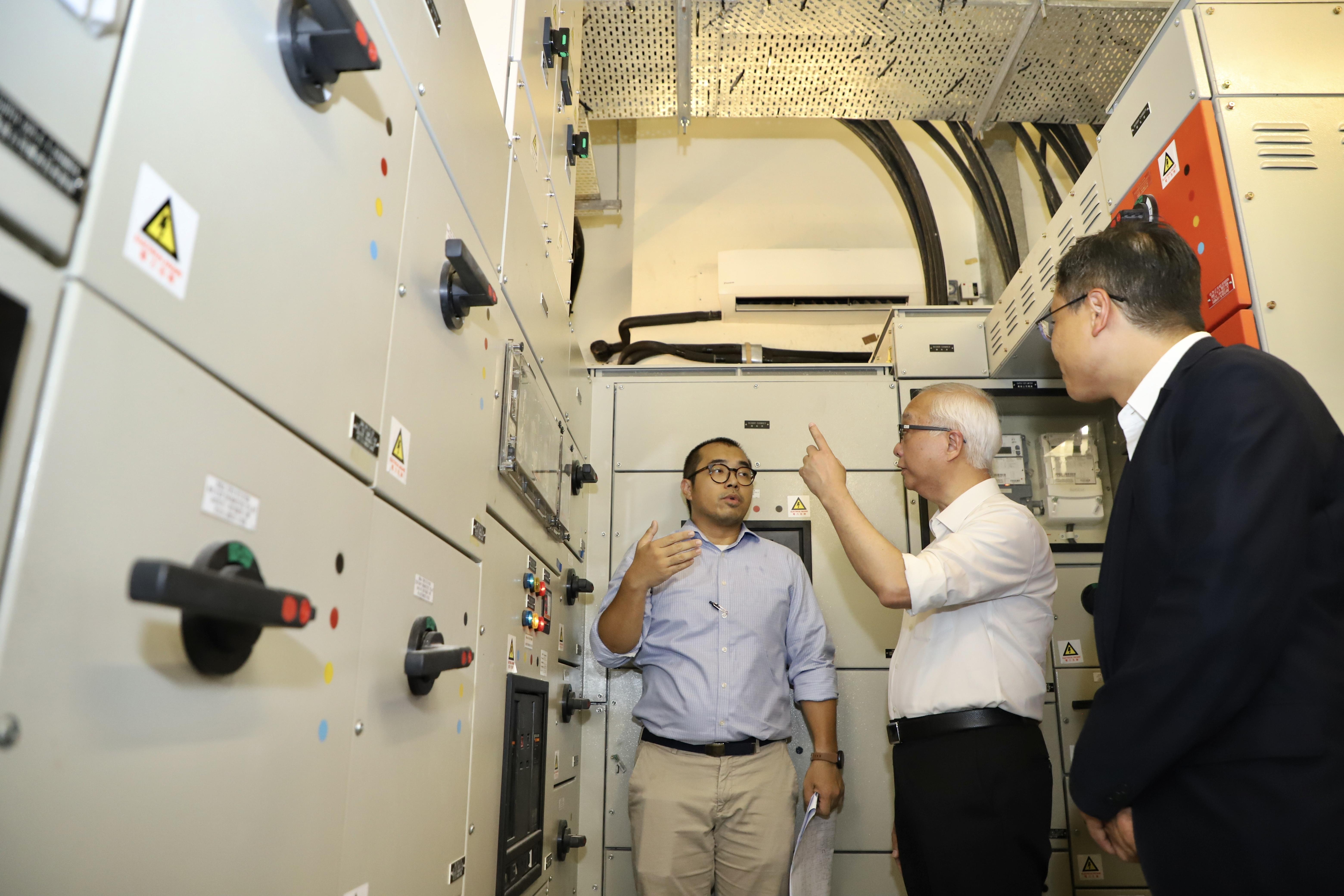 在停車位加裝充電設施,由於涉及供電,需要進行拉電線、裝設電錶電箱等工程。(謝展寰網誌圖片)