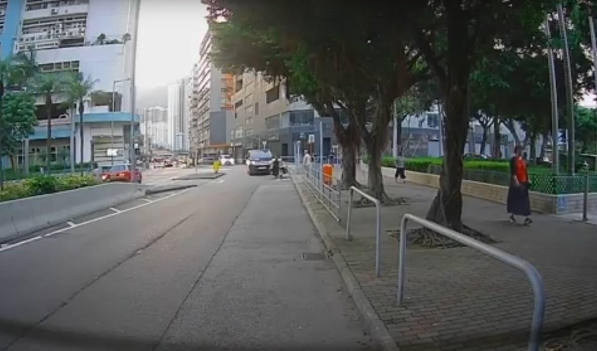 車Cam直擊|小西灣道貨Van撞飛推車仔婆婆 。(網片截圖)