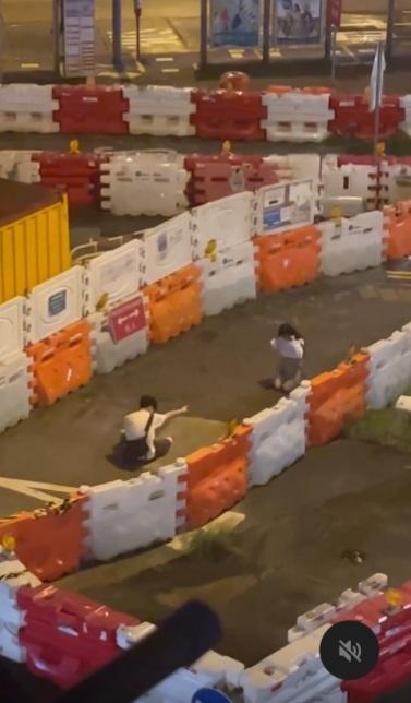 年輕情侶街頭吵架 港女跪地扭耳求饒。(網片截圖)