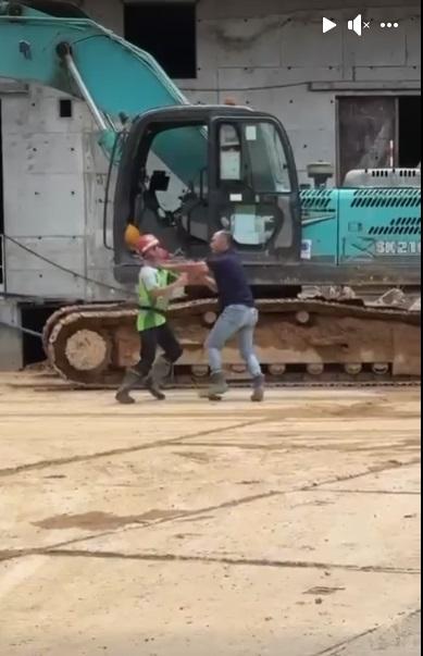 網上熱話|地盤MMA兩男工拳擊摔角 觀戰「拳證」成焦點。(網片截圖)