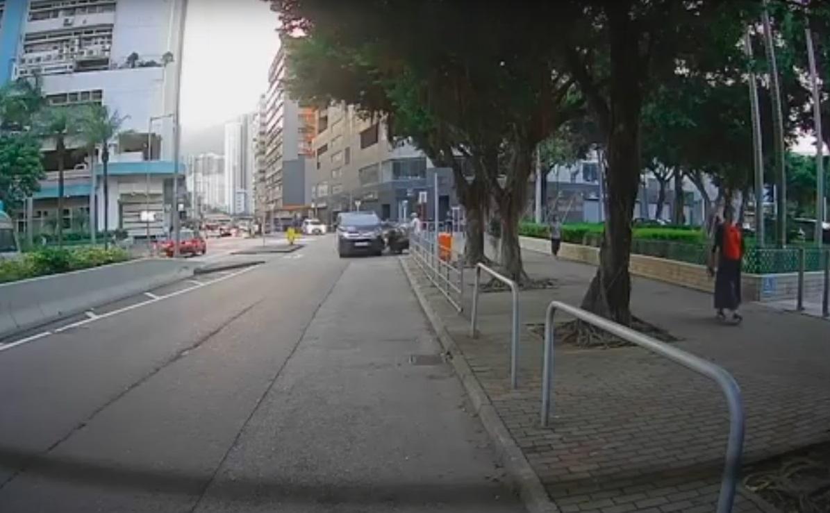 車Cam直擊|小西灣道貨Van撞飛推車仔婆婆 。(網片截圖)