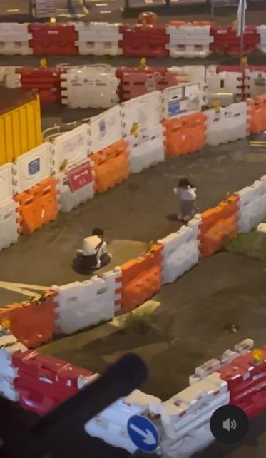 年輕情侶街頭吵架 港女跪地扭耳求饒。(網片截圖)