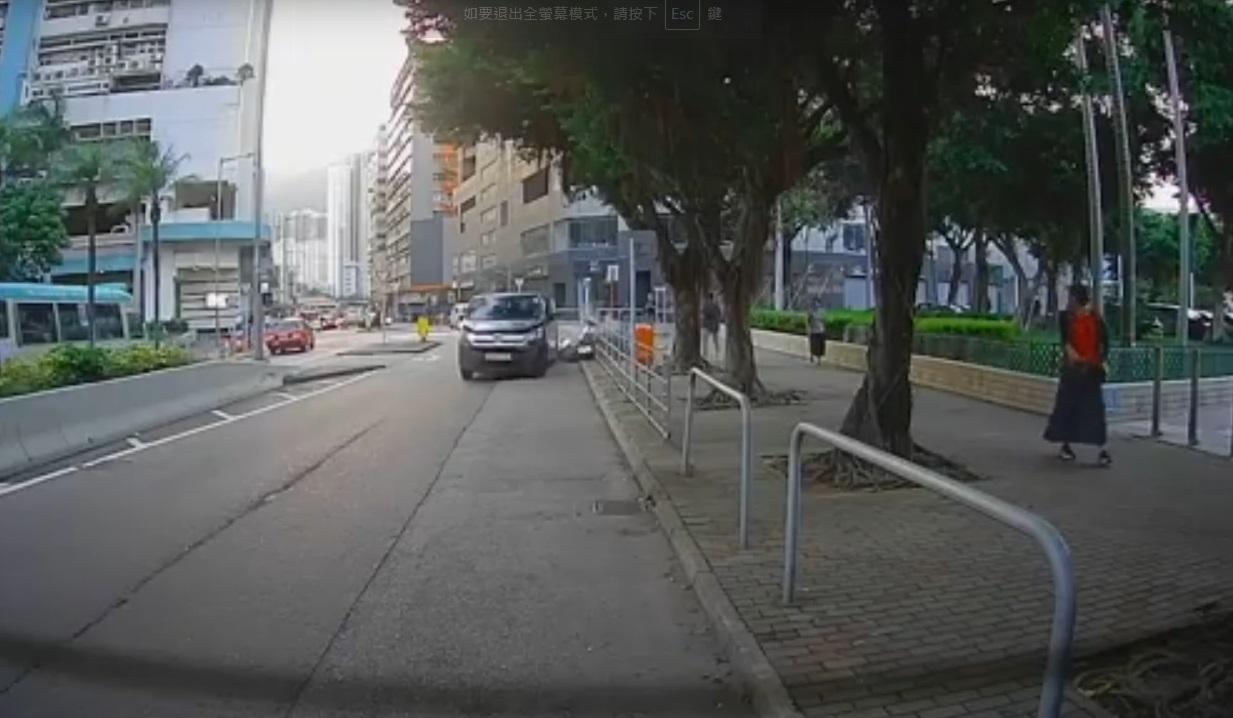 車Cam直擊|小西灣道貨Van撞飛推車仔婆婆 。(網片截圖)