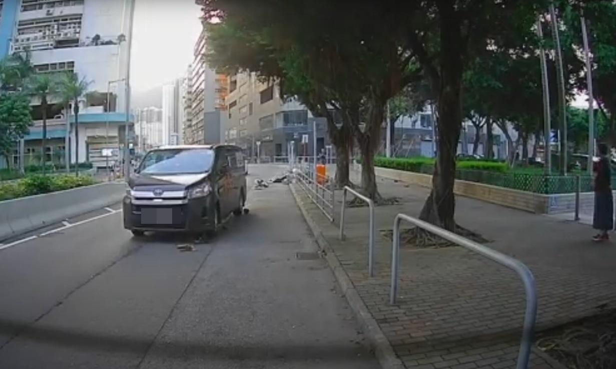 車Cam直擊|小西灣道貨Van撞飛推車仔婆婆 。(網片截圖)
