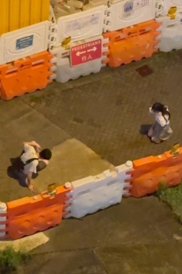 女方走上前攙扶著男方離開。(網片截圖)