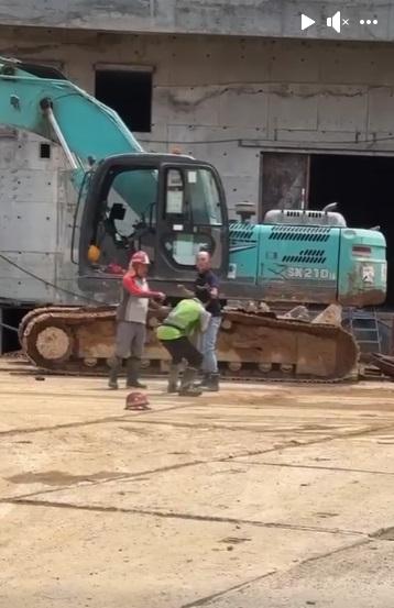 網上熱話|地盤MMA兩男工拳擊摔角 觀戰「拳證」成焦點。(網片截圖)