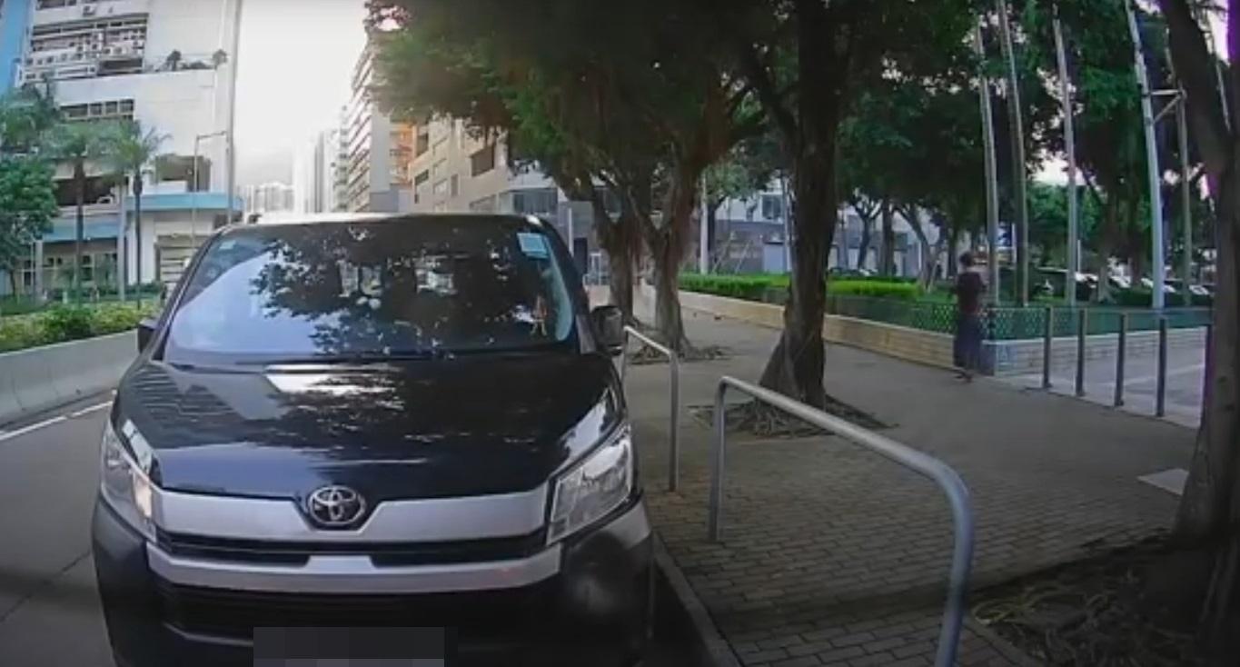 車Cam直擊|肇事貨Van事後停在路邊 。(網片截圖)