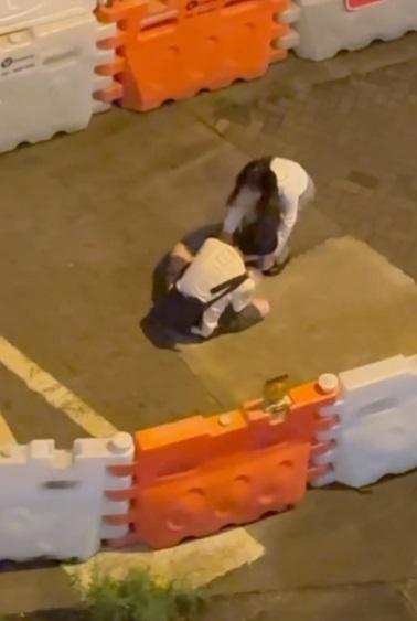 女方走上前攙扶著男方離開。(網片截圖)