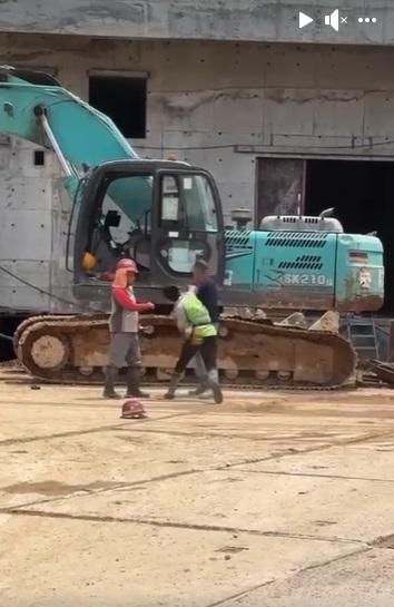 網上熱話|地盤MMA兩男工拳擊摔角 觀戰「拳證」成焦點。(網片截圖)