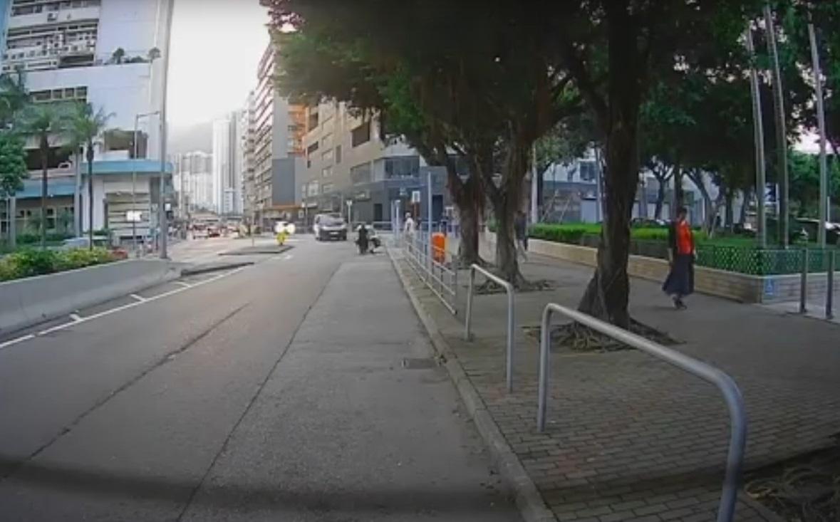 車Cam直擊|小西灣道貨Van撞飛推車仔婆婆 。(網片截圖)
