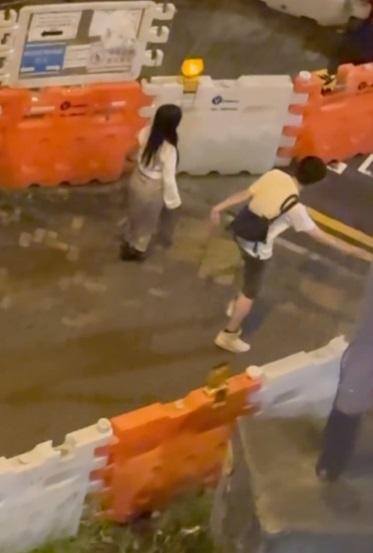 女方走上前攙扶著男方離開。(網片截圖)