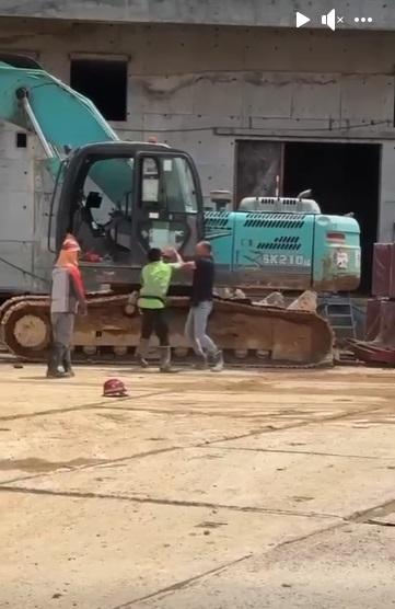 網上熱話|地盤MMA兩男工拳擊摔角 觀戰「拳證」成焦點。(網片截圖)