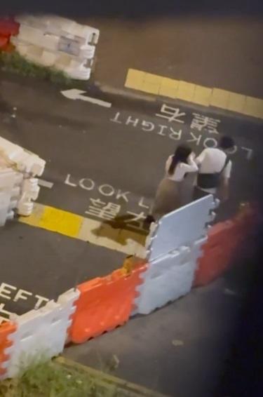 女方走上前攙扶著男方離開。(網片截圖)