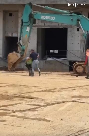 網上熱話|地盤MMA兩男工拳擊摔角 觀戰「拳證」成焦點。(網片截圖)