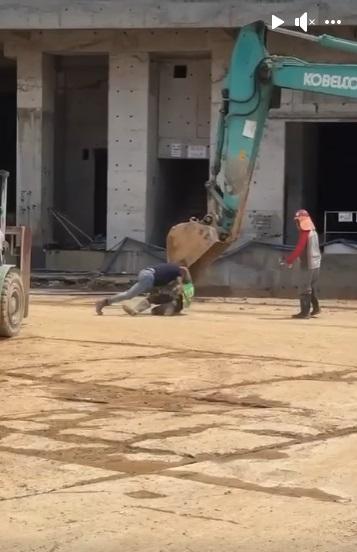 網上熱話|地盤MMA兩男工拳擊摔角 觀戰「拳證」成焦點。(網片截圖)