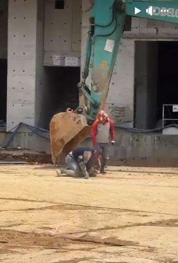 網上熱話|地盤MMA兩男工拳擊摔角 觀戰「拳證」成焦點。(網片截圖)