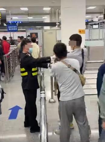 一名職員出現要求他們「不要動手」。(網片截圖)