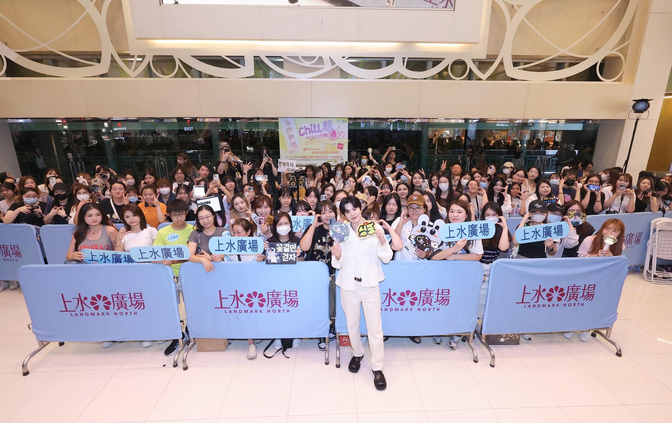 專誠走到fans面前,與他們大合照。