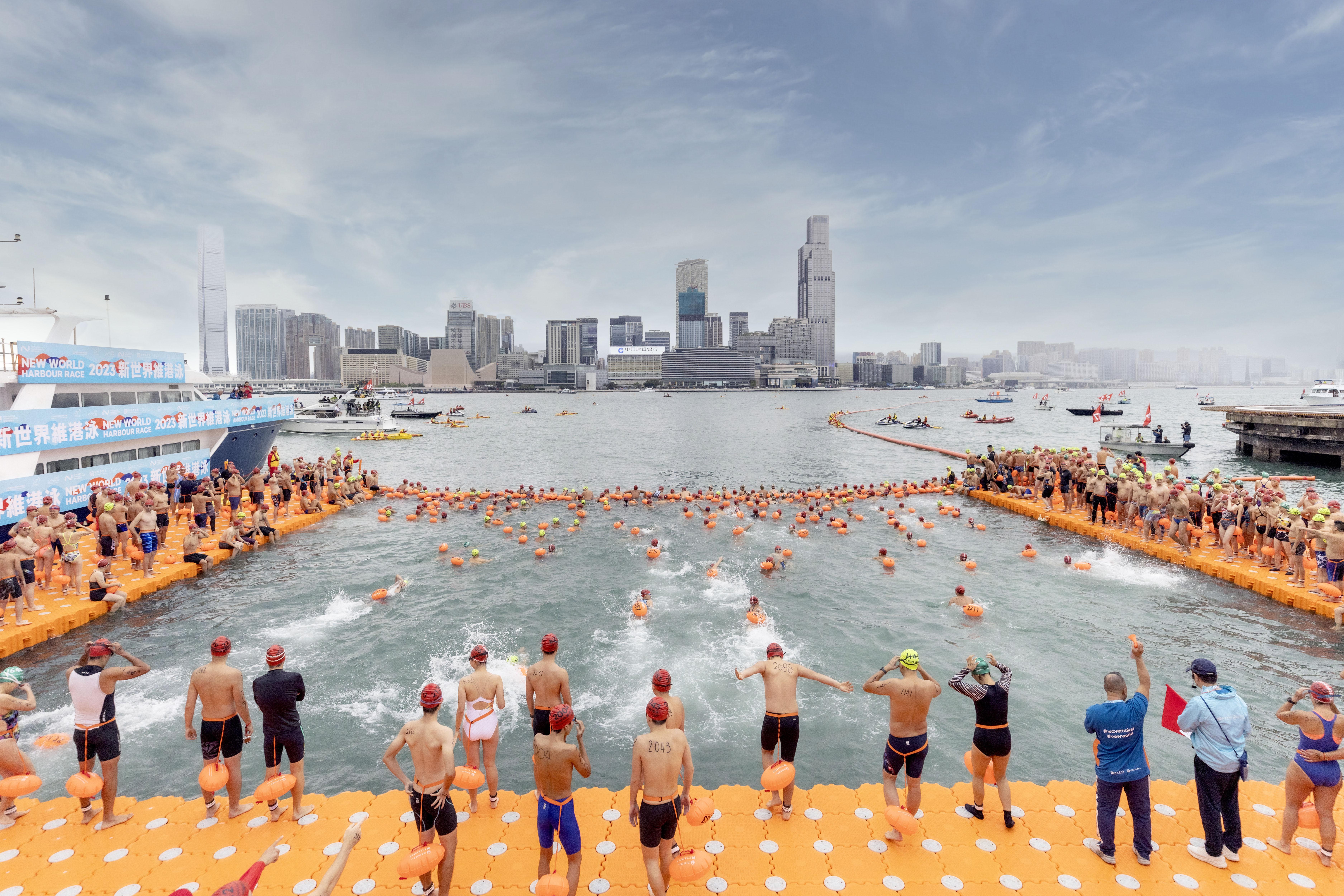 自「淨化海港計劃」全面實施後,維港水質已大幅改善並逐步回復潔淨。曾經因水質欠佳而停辦32年的年度維港渡海泳已經自2011年起復辦,正好見證了維港水質的重大改善變化。