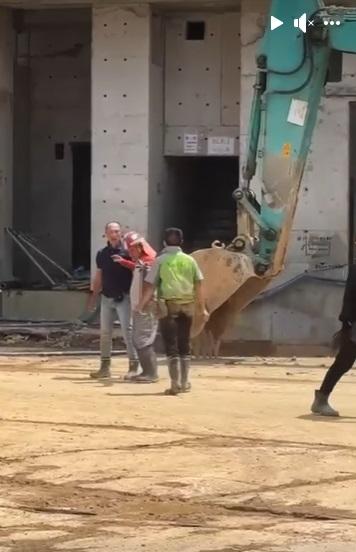 網上熱話|地盤MMA兩男工拳擊摔角 觀戰「拳證」成焦點。(網片截圖)